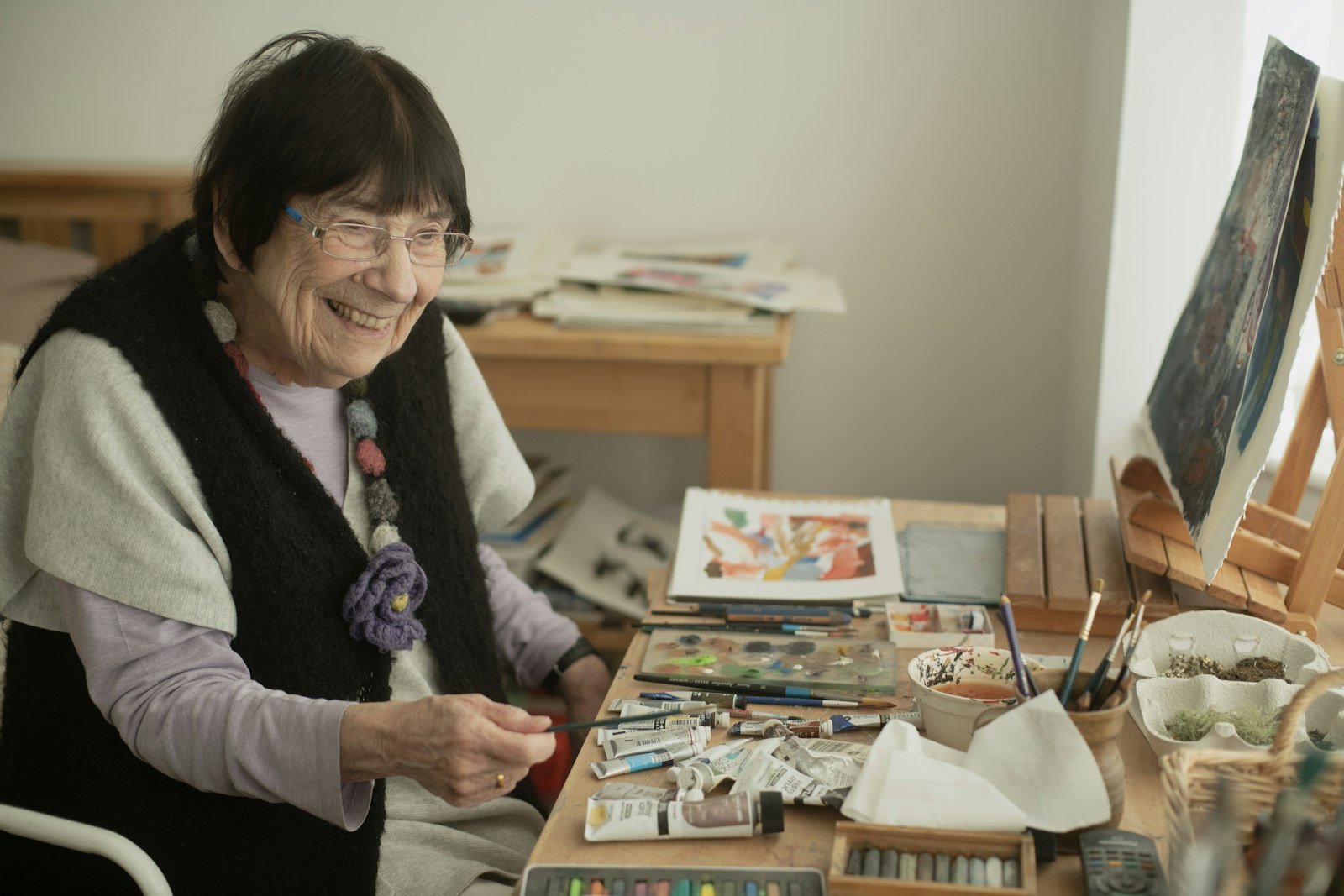 Artesanato e pintura com idosos em casa: ideias simples