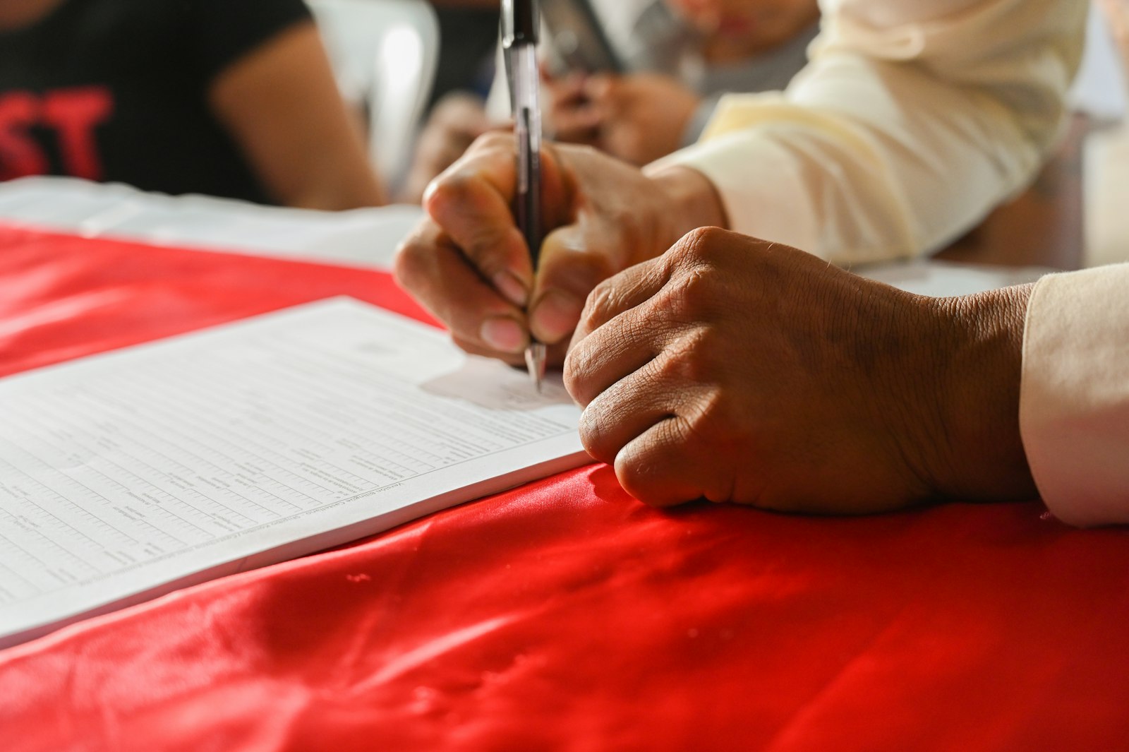 Contrato do cuidador de idosos: cláusulas básicas e modelo