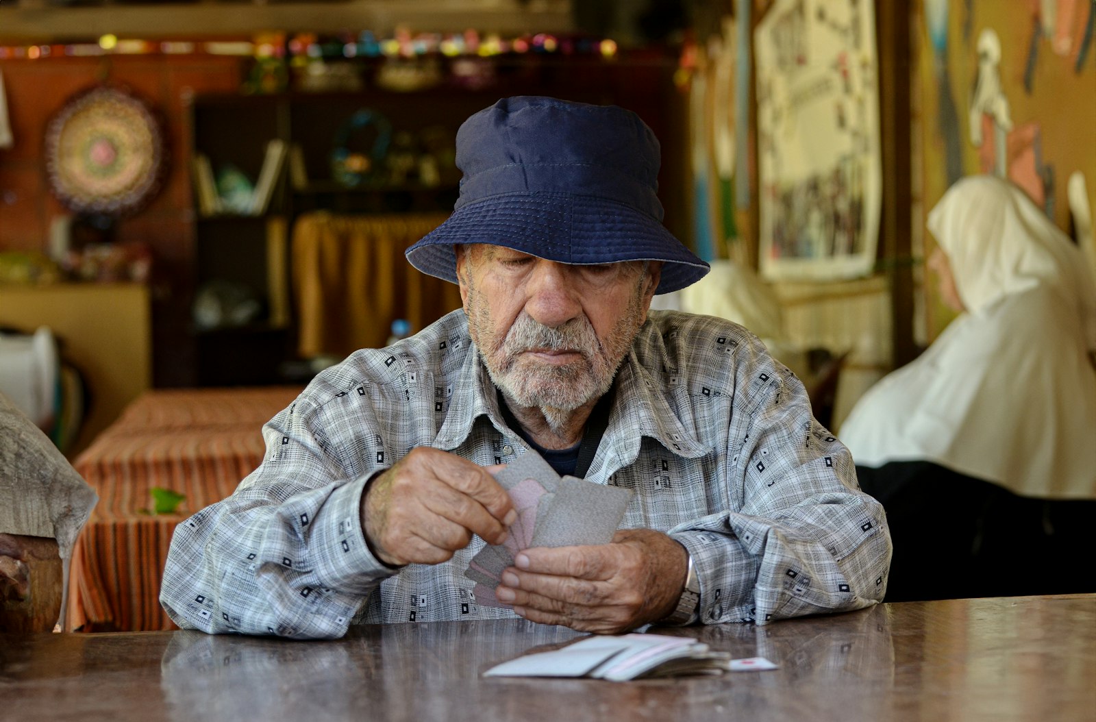 Jogos de cartas com idosos: baralho, buraco e truco em família