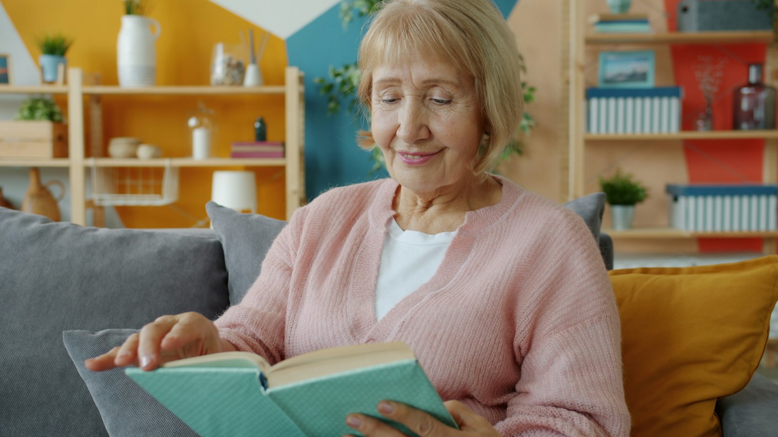 Cantinho de leitura para idosos: como montar em casa