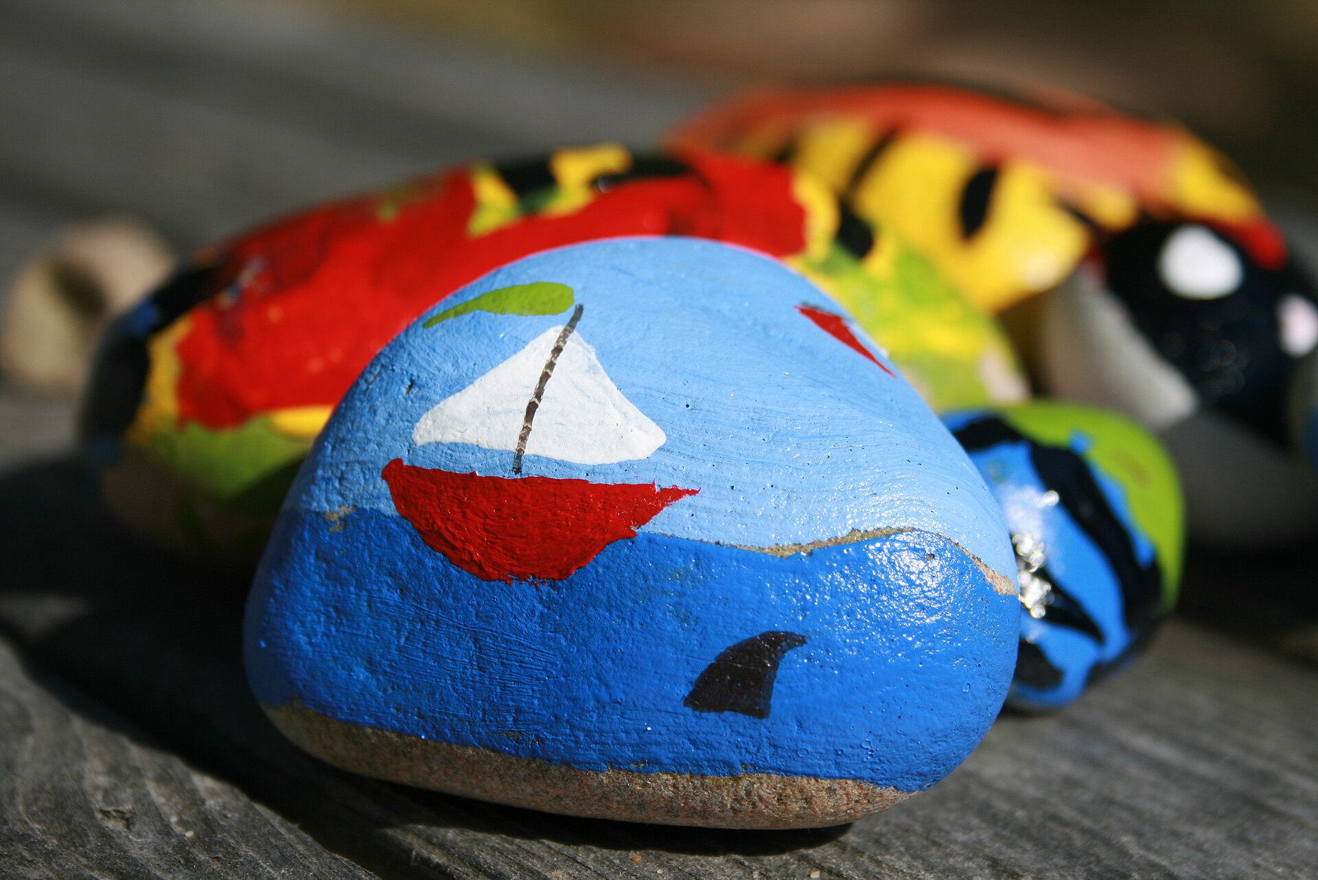 Pintura em pedras e colagem com idosos: passo a passo