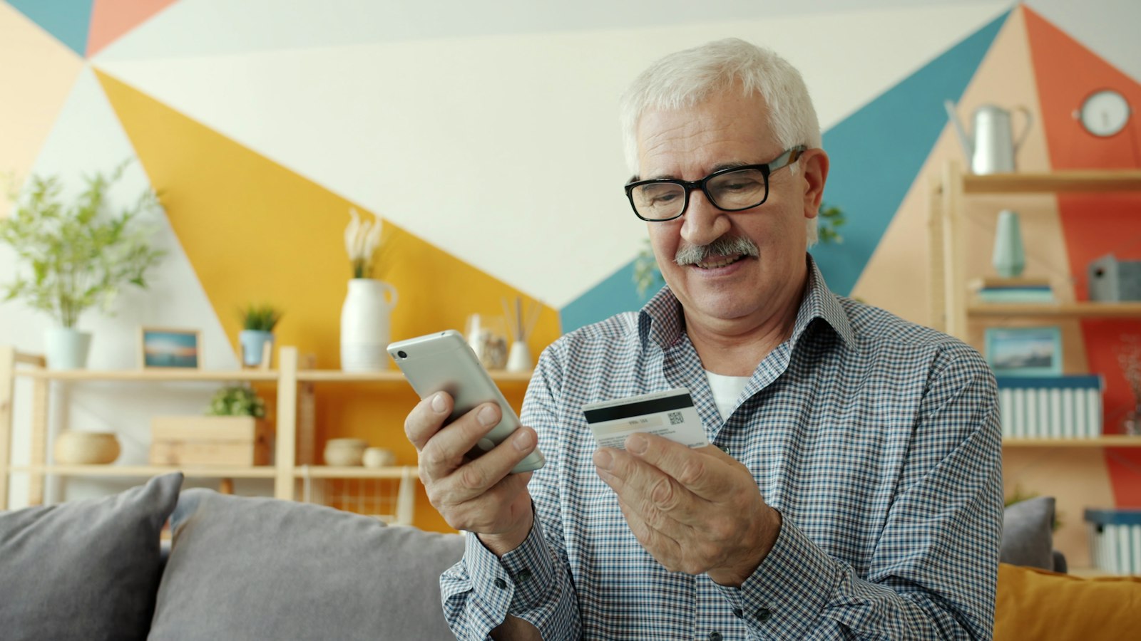 QR Code no celular do idoso: como escanear e evitar golpes