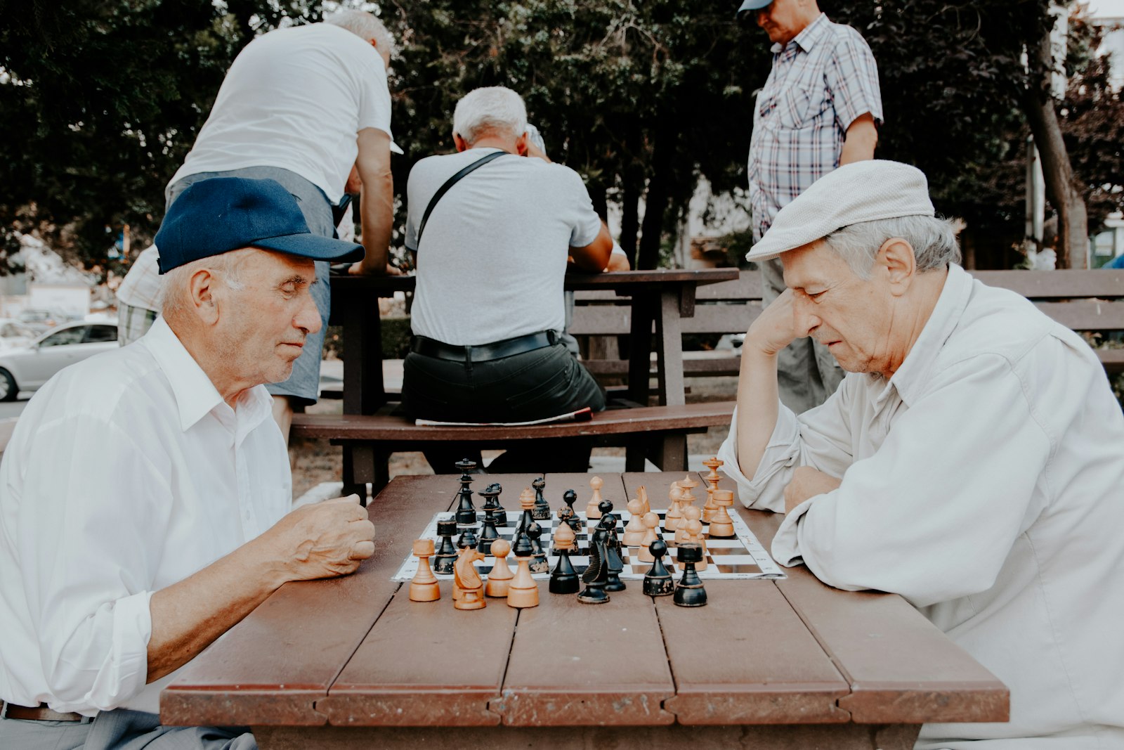 Xadrez e damas com idosos: como começar com regras simples