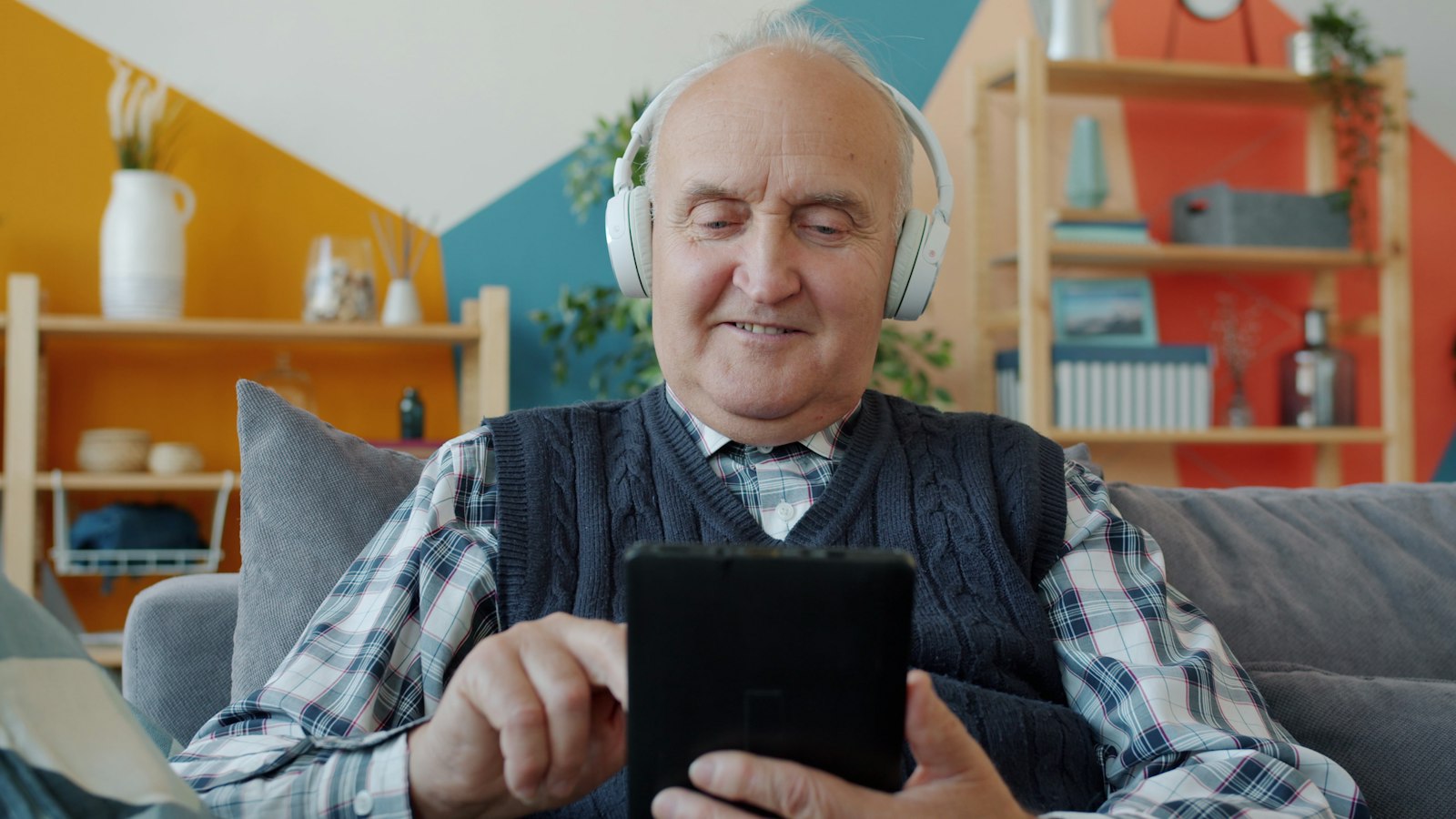 YouTube para idoso: buscar e salvar vídeos no celular e na TV