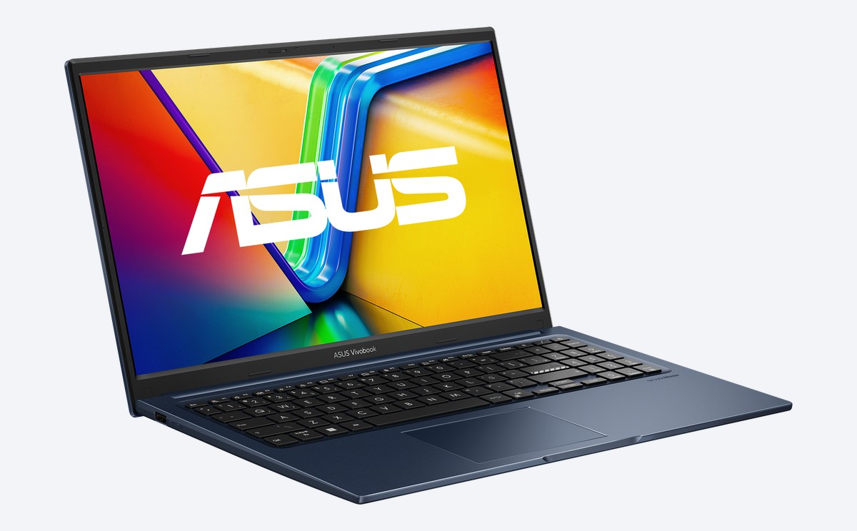 Notebook ASUS Vivobook 15 azul aberto, visto de lado, com o logotipo ASUS na tela
