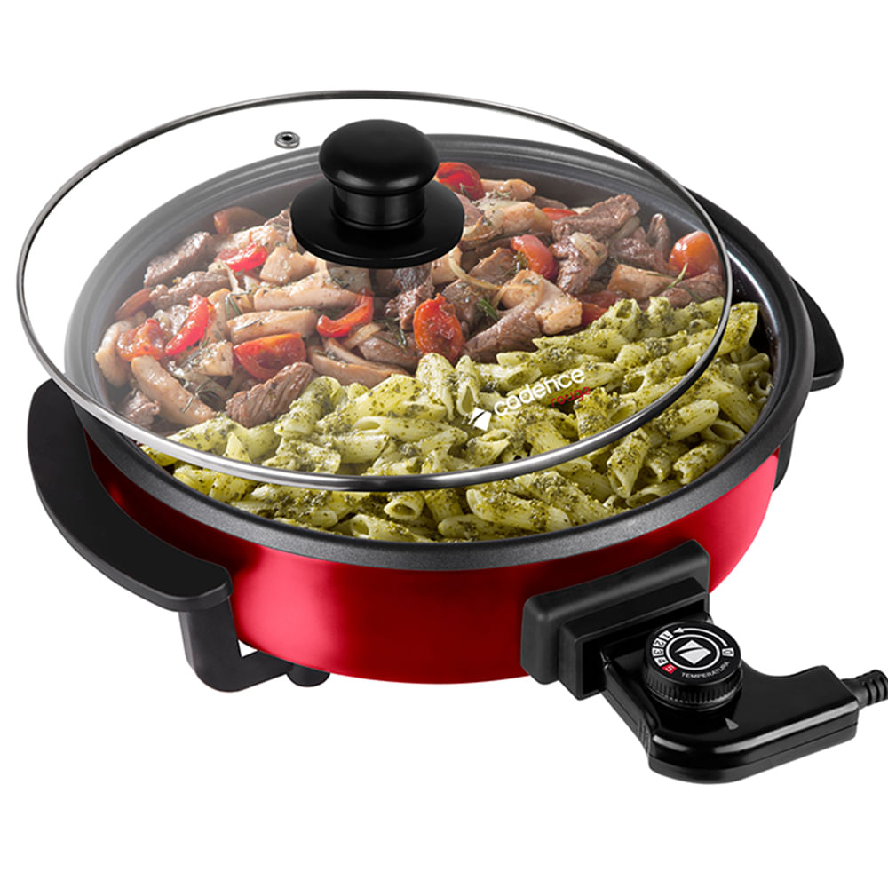 Panela elétrica Cadence Multifuncional Rouge vermelha, com tampa de vidro e comida dentro