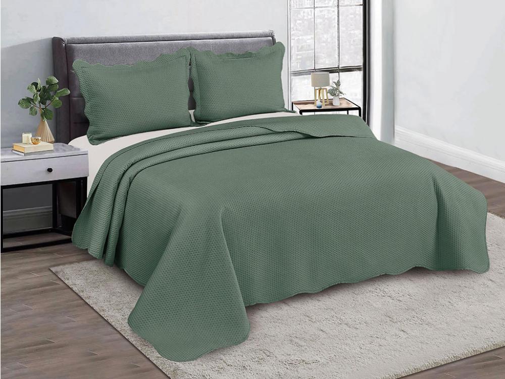 Colcha Bullet verde da Camesa sobre cama de casal, com bordas onduladas nos porta-travesseiros