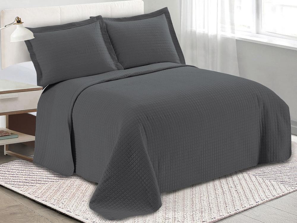 Colcha Loft cinza da Camesa sobre cama de casal, com dois porta-travesseiros combinando