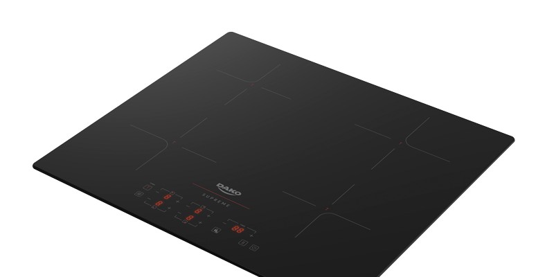 Cooktop de indução Dako Supreme 4 bocas preto visto em ângulo, com painel touch na frente