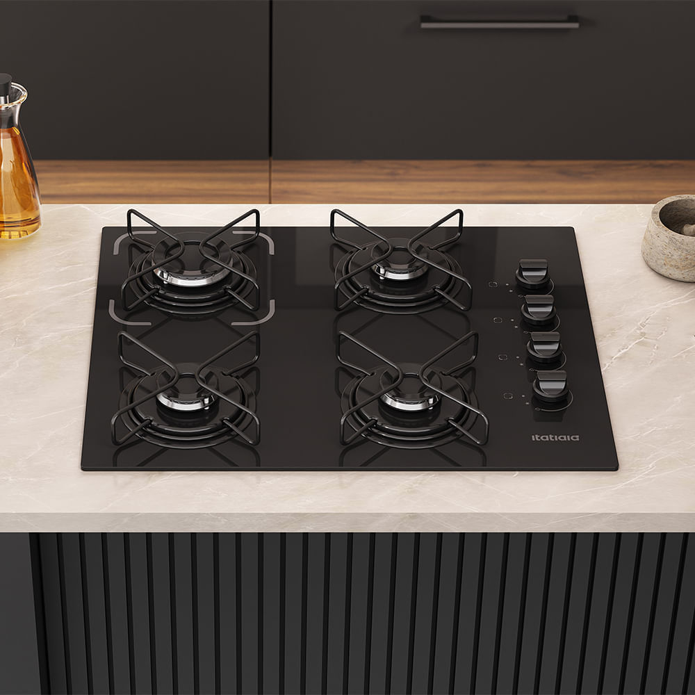 Cooktop a gás Itatiaia Essencial 4 bocas com mesa de vidro preta, visto de cima sobre a bancada