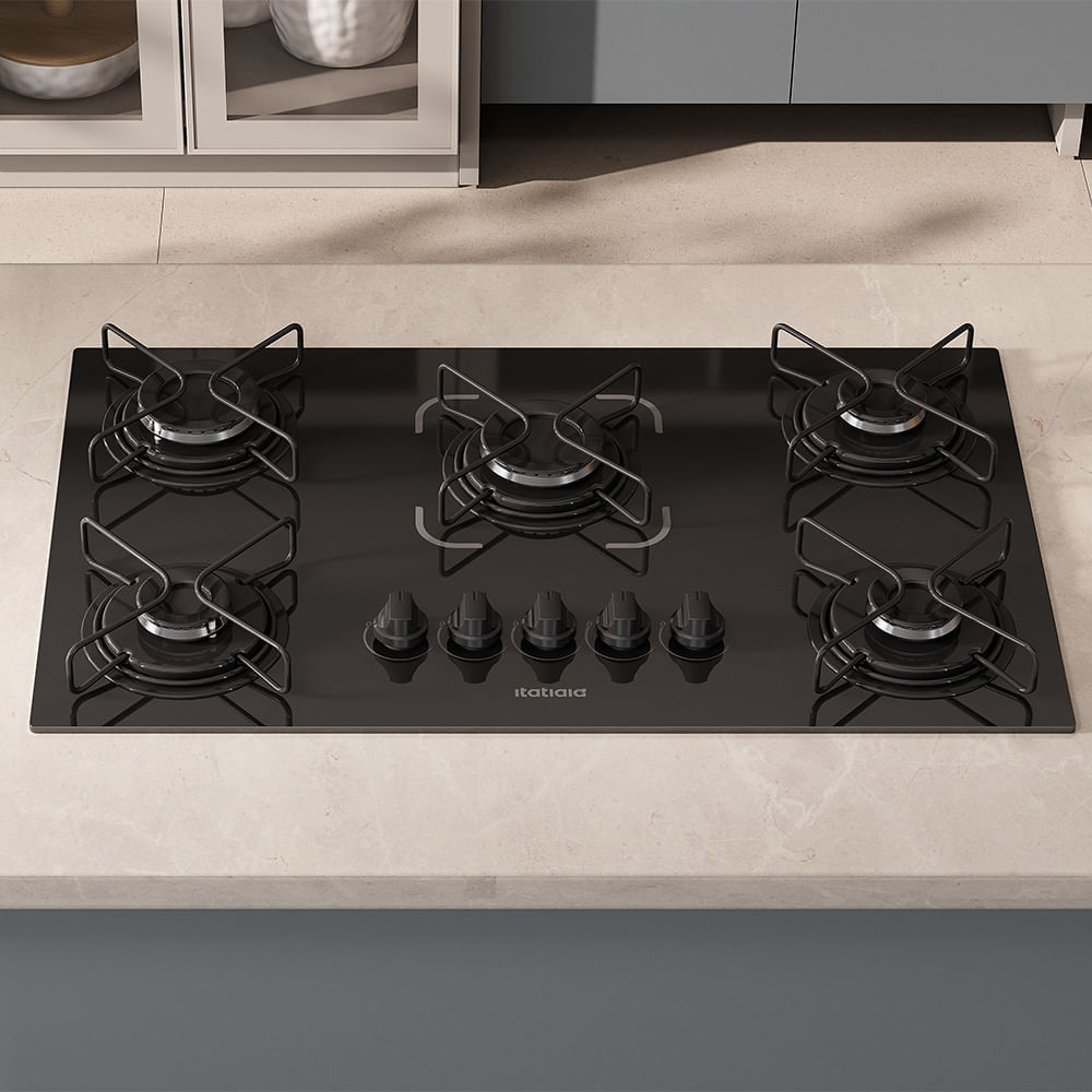 Cooktop a gás Itatiaia Essencial 5 bocas com mesa de vidro preta e manípulos no centro, visto de cima
