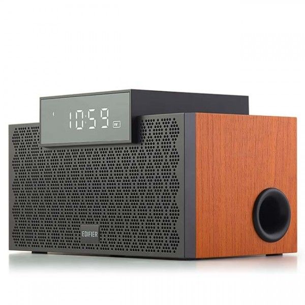 Caixa de som Edifier MP260 com frente de tela perfurada cinza, display de relógio no topo e lateral em acabamento de madeira