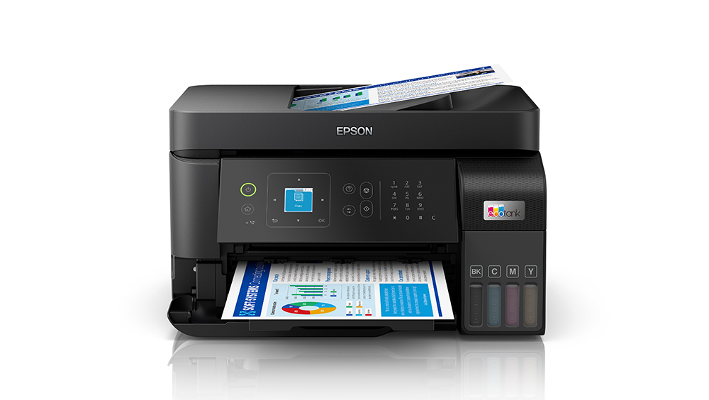 Multifuncional Epson EcoTank L5590 preta, com alimentador de folhas no topo, tela colorida e teclado numérico no painel e tanques de tinta na lateral direita