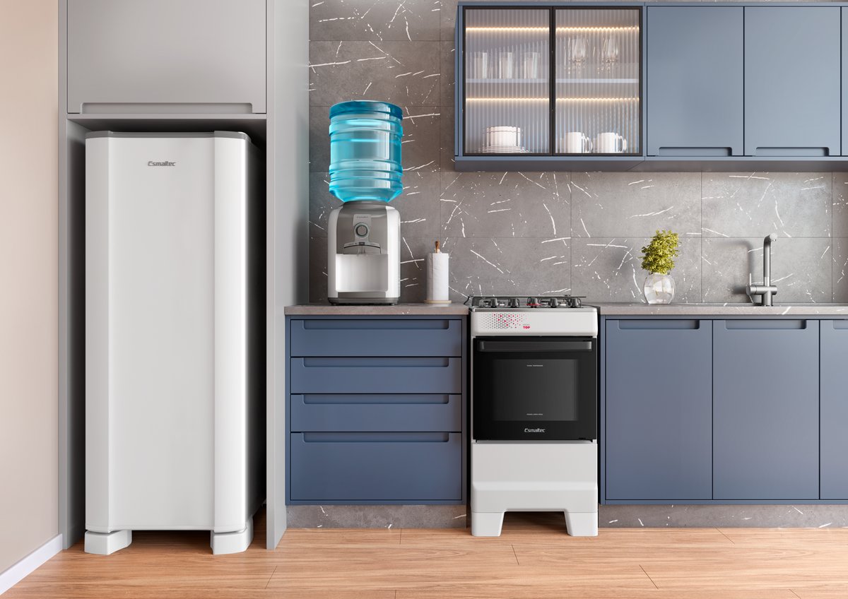 Fogão Esmaltec Ideal Top branco de 4 bocas em uma cozinha com armários azuis, ao lado de uma geladeira