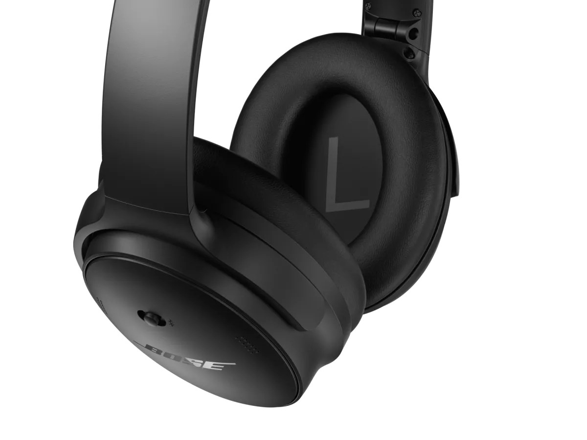 Detalhe da concha do Bose QuietComfort Headphones com a logomarca Bose e a almofada em couro proteico
