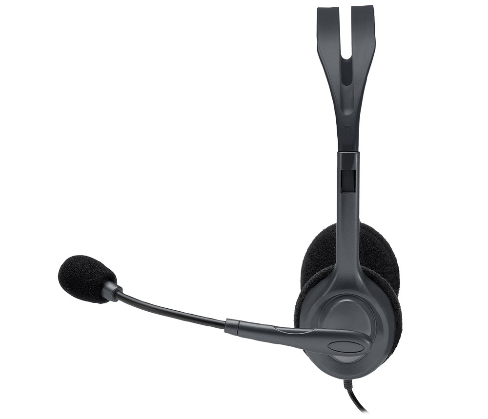 Headset Logitech H111 visto de lado, com microfone flexível posicionado na frente da boca e cabo saindo da almofada