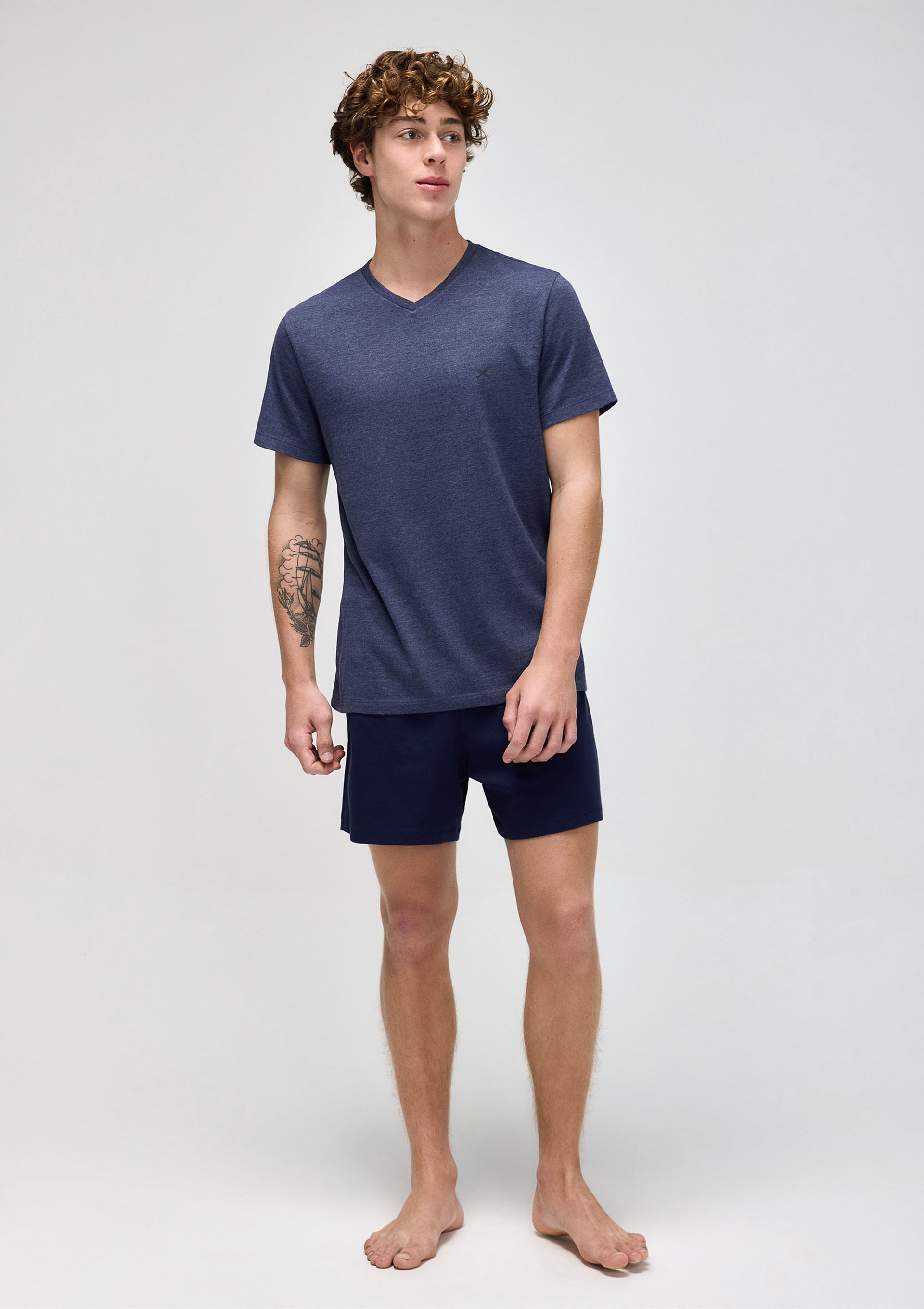 Pijama masculino curto Hering 7613 azul, com camiseta de manga curta e gola V e bermuda
