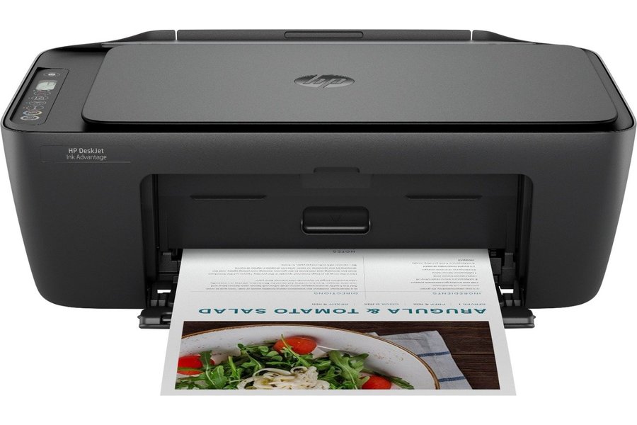 Multifuncional HP DeskJet Ink Advantage 2874 preta, vista de frente, com uma receita impressa saindo da bandeja