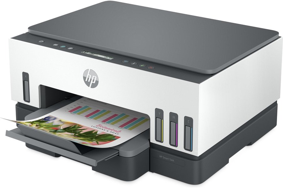 Multifuncional HP Smart Tank 724 cinza e branca, vista em ângulo, com uma folha colorida saindo da bandeja