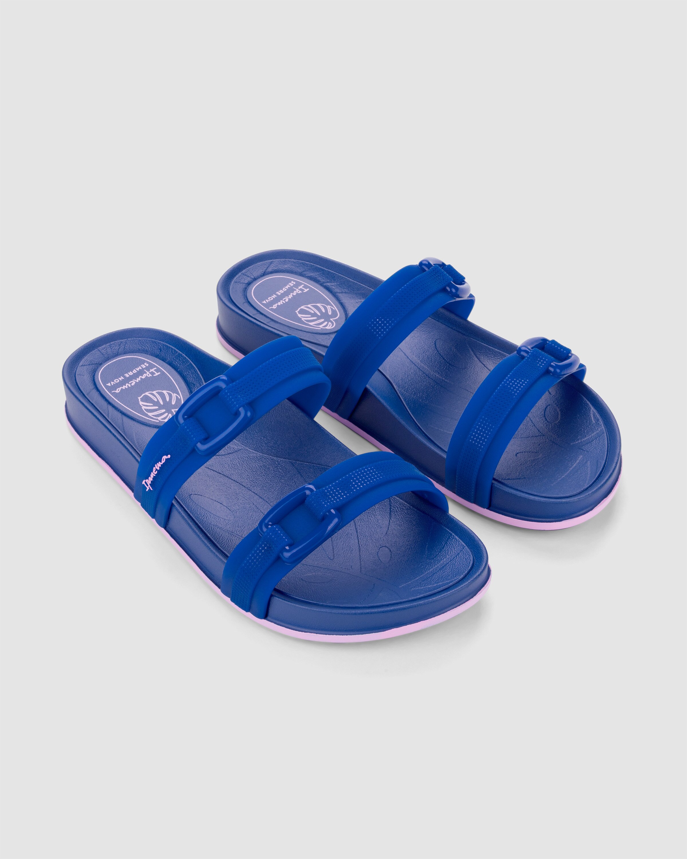 Par de chinelos slide Ipanema Shine azul, com duas tiras paralelas e fivelas, visto de cima