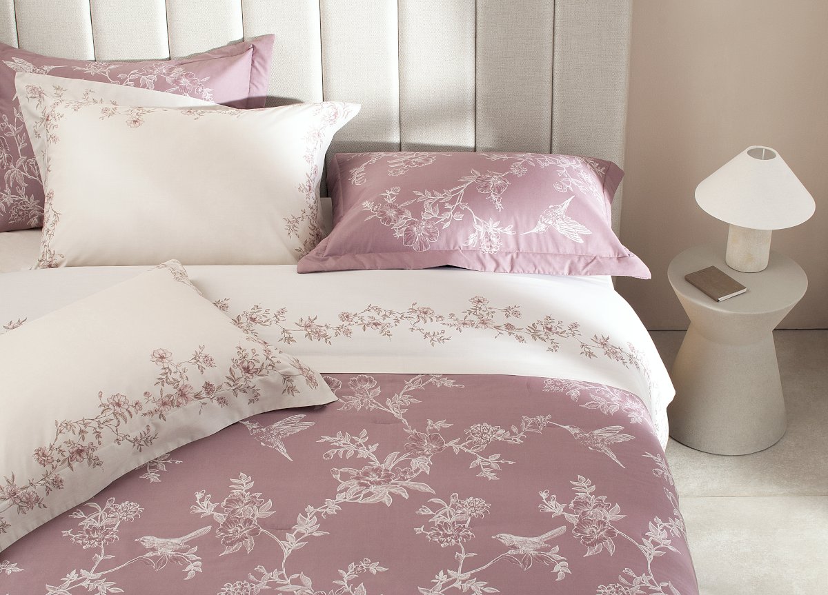 Cama com jogo estampado Olga da Buddemeyer, com flores e pássaros em tons terrosos