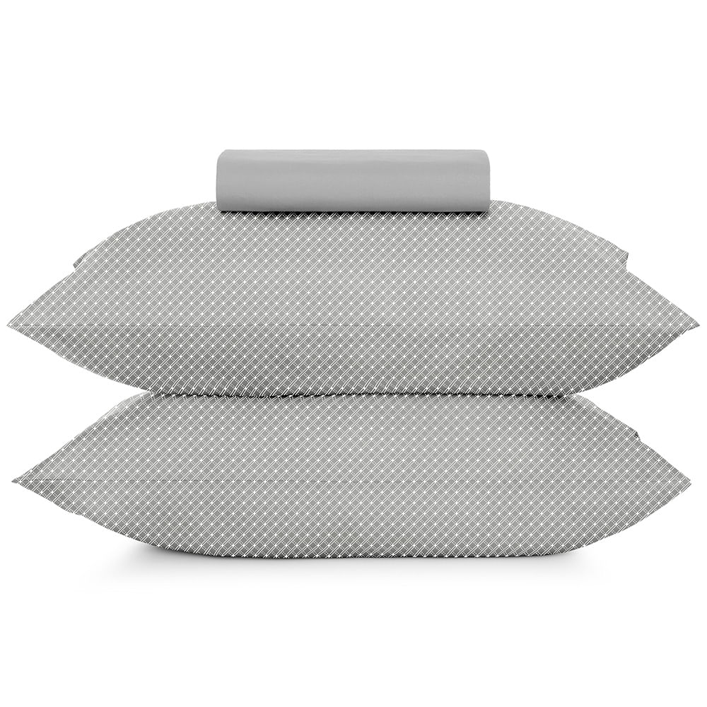 Fronhas cinza com pequeno desenho geométrico da linha Slim Zinc da Altenburg, com o lençol com elástico cinza por cima