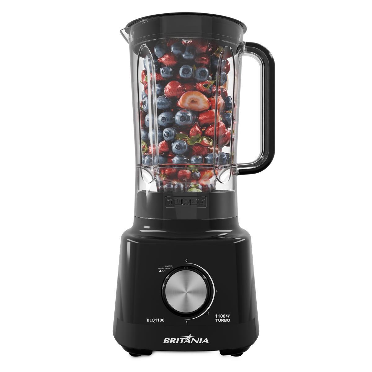 Liquidificador Britânia BLQ1100 preto com copo cheio de frutas vermelhas