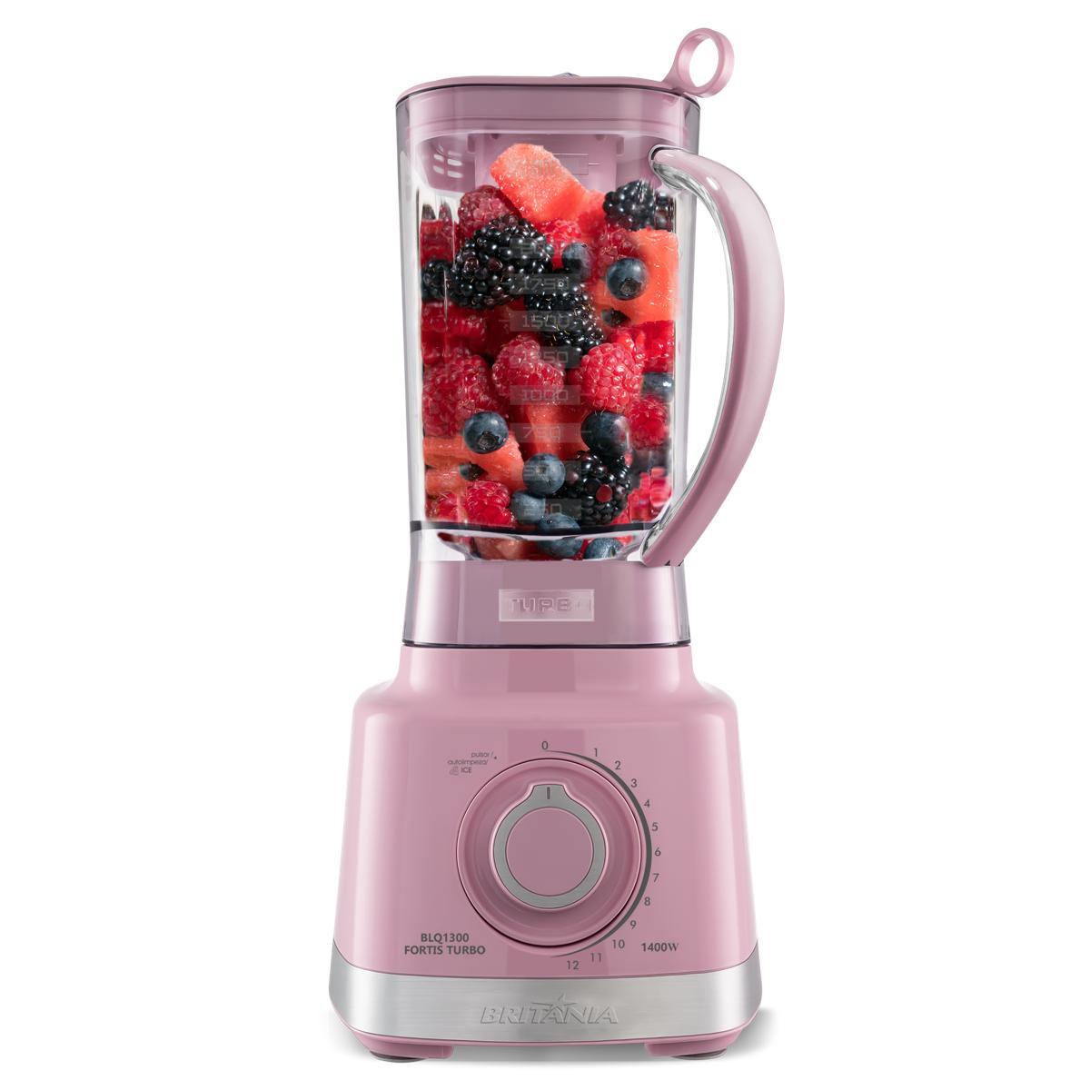 Liquidificador Britânia BLQ1300RS rosa com copo cheio de frutas vermelhas e melancia