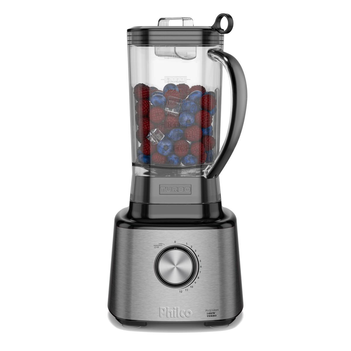 Liquidificador Philco PLQ2100PI com acabamento em inox e copo transparente com frutas vermelhas