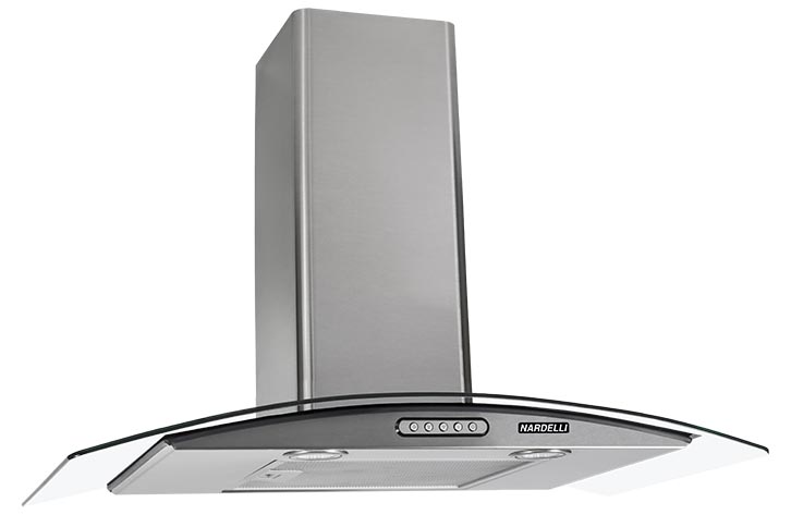 Coifa de parede Nardelli CVC Slim com vidro curvo e duto em inox, vista em ângulo