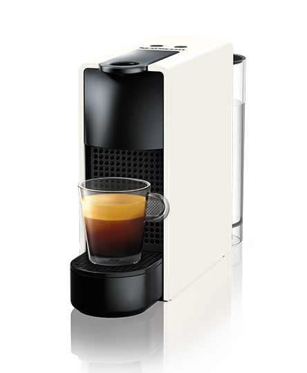 Cafeteira de cápsulas Nespresso Essenza Mini branca com xícara de café na bandeja