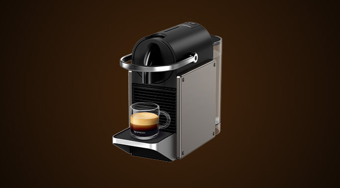 Cafeteira de cápsulas Nespresso Pixie Redesign titânio com alça de metal e xícara de vidro