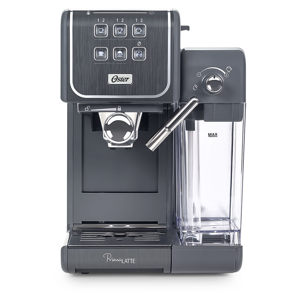 Cafeteira Oster PrimaLatte Touch cinza, com painel touch no alto, porta-filtro no centro e tanque de leite transparente ao lado