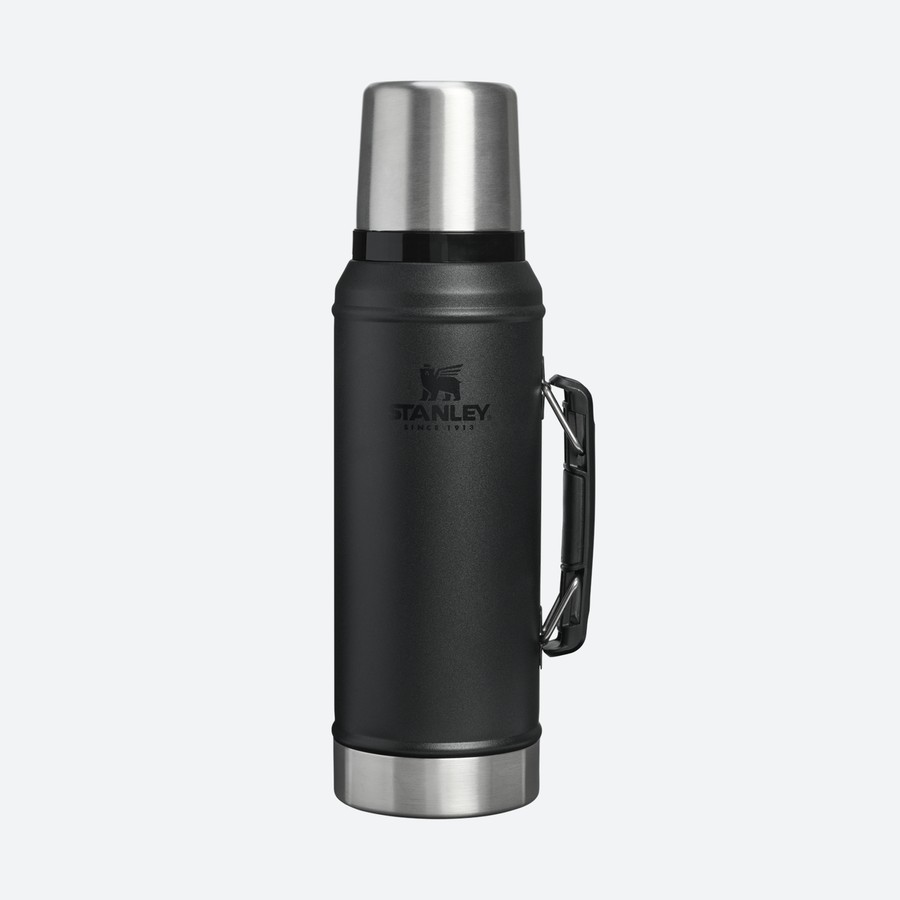 Garrafa térmica Stanley Classic 0,95 L preta, de aço inoxidável, com tampa-copo e alça lateral