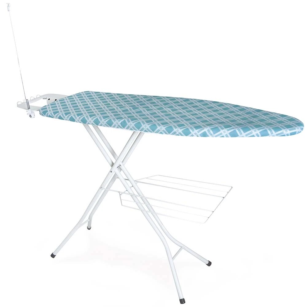 Mesa de passar Mor Viena com capa estampada azul, estrutura de tubo branco e suporte de roupas embaixo